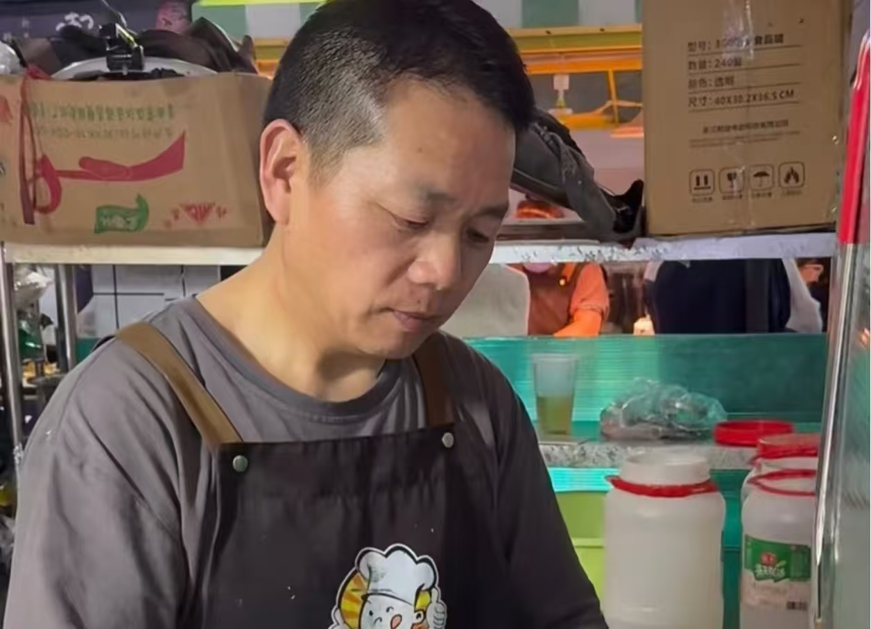 福州师大小吃街爆暖！7 家商户齐换收款码，这 50 万救命钱，我们一起凑！