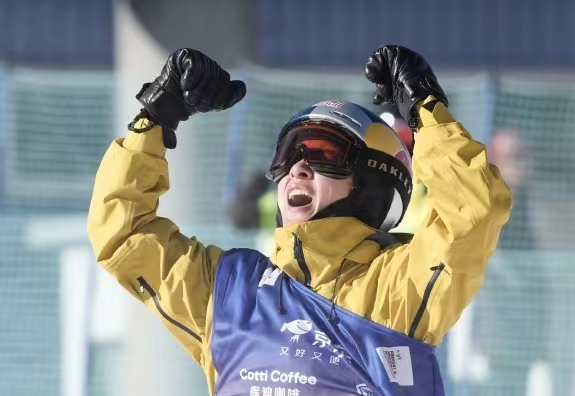 少年可期！苏翊鸣家门口极限一跳夺冠，现场欢呼震彻雪场