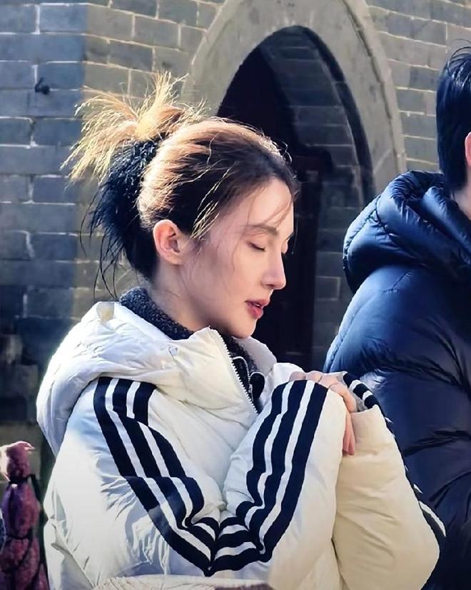 金晨低调现身大孤山祈福，绕行古银杏三圈，网友赞“接地气又真诚”