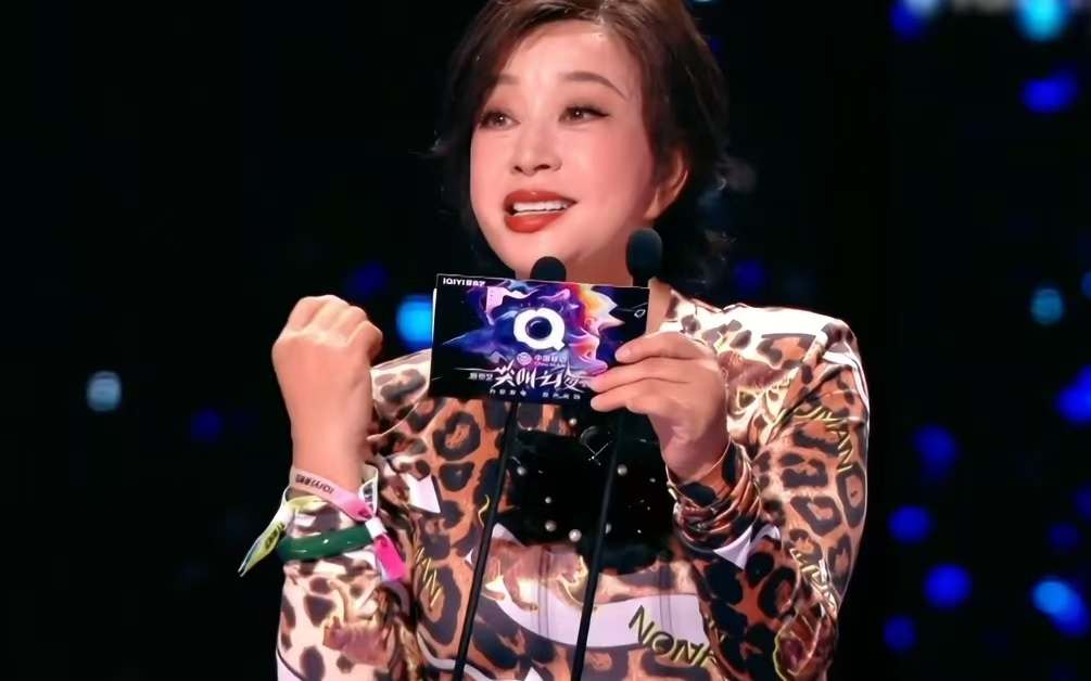 刘晓庆拿综艺奖惹争议：是 “掉价” 还是清醒？影坛传奇的态度，打了多少流量的脸？