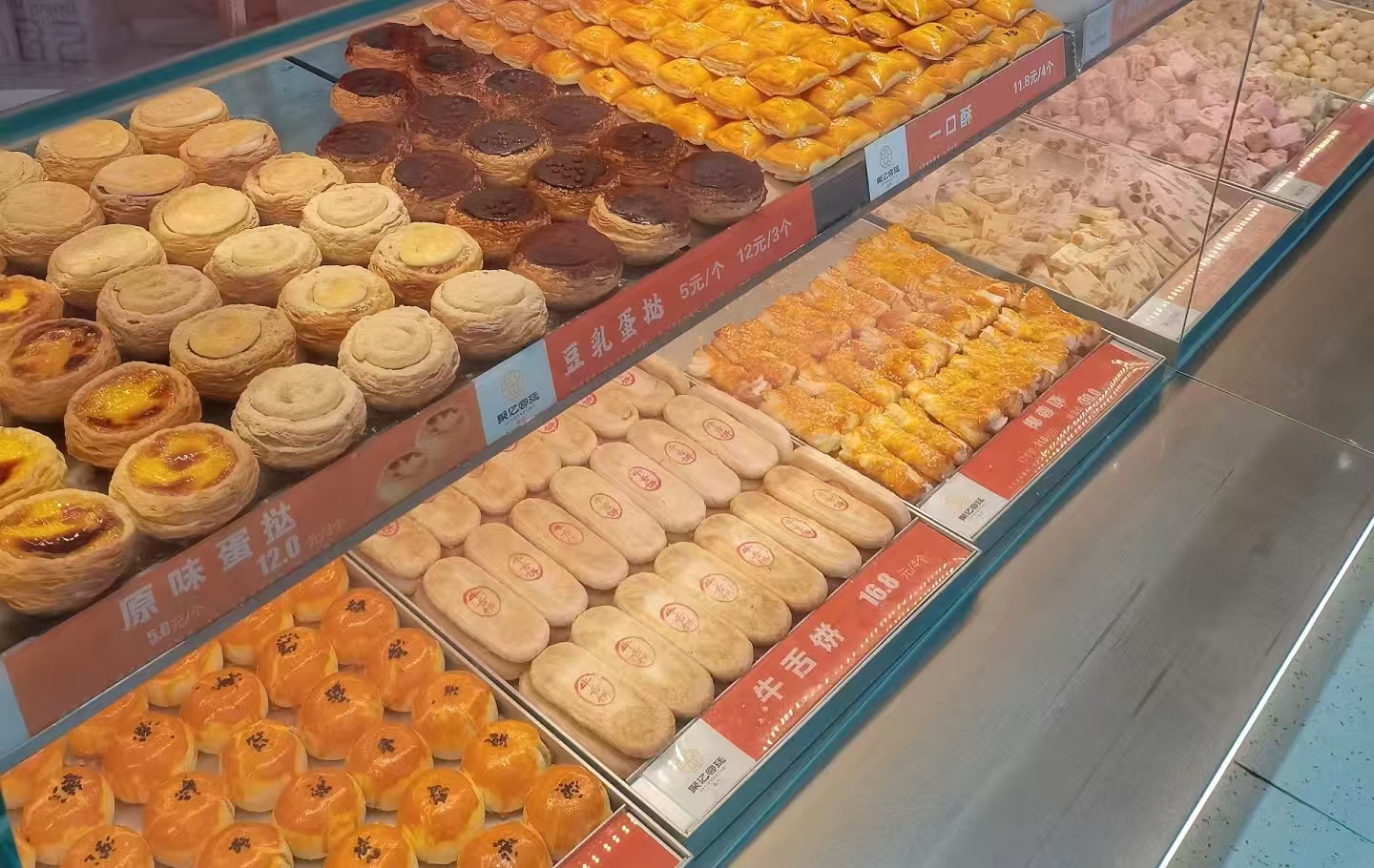 别拿 “不懂事” 当借口！男孩超市舔糕点，家长和超市谁该背锅？