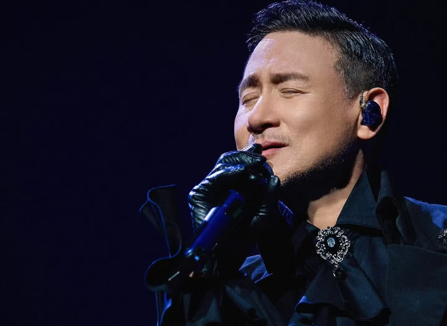 张学友、陈奕迅演唱会藏 “内鬼”？安保靠贴纸暗号赚 19 万，126 人混进内场终获刑