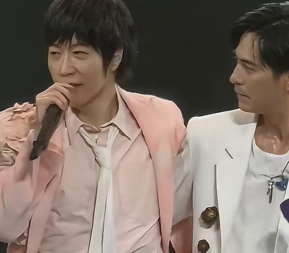 阿信上海演唱会摔落舞台，带伤唱完全场还幽默报平安