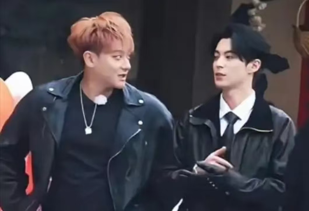 拒绝套路！黄子韬直播直面颜值 PK，一句 “我服” 凭真性情圈粉无数