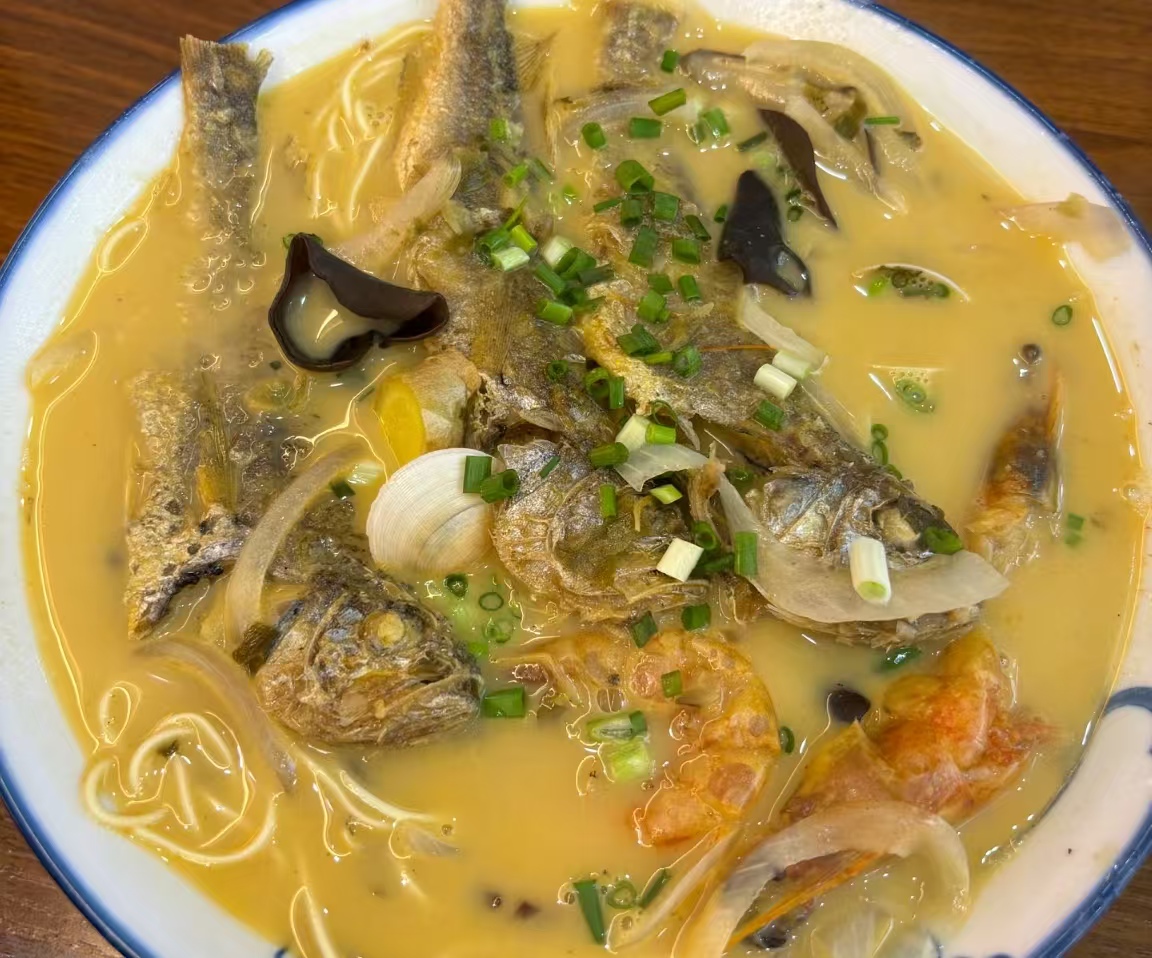 上海网红黄鱼面 “现形记”：55 元起步的面，配不上干净的后厨？