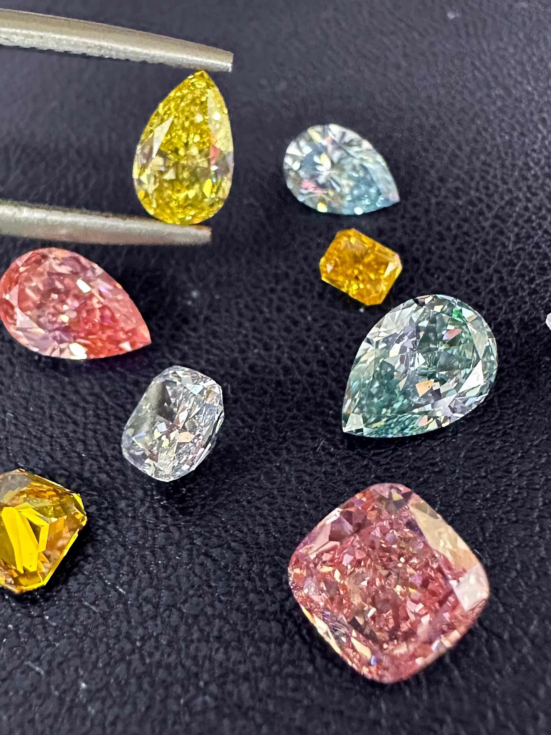 河南钻石杀疯了！全球巨头砸1.4亿救市惨败，10倍差价掀翻百年神话