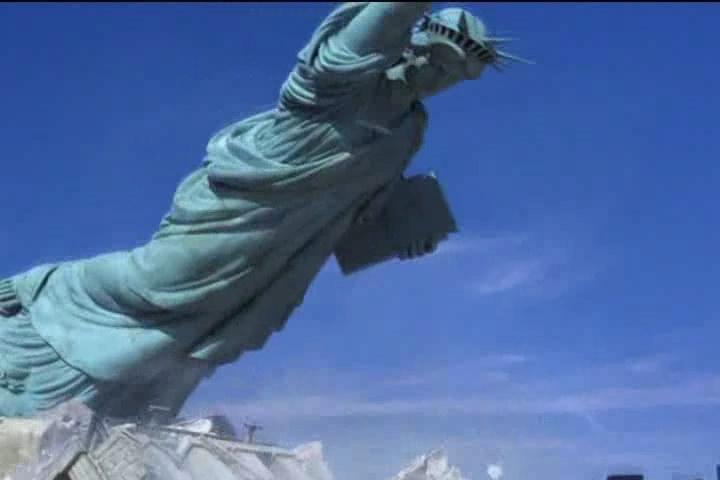 强风致自由女神复制品倒塌