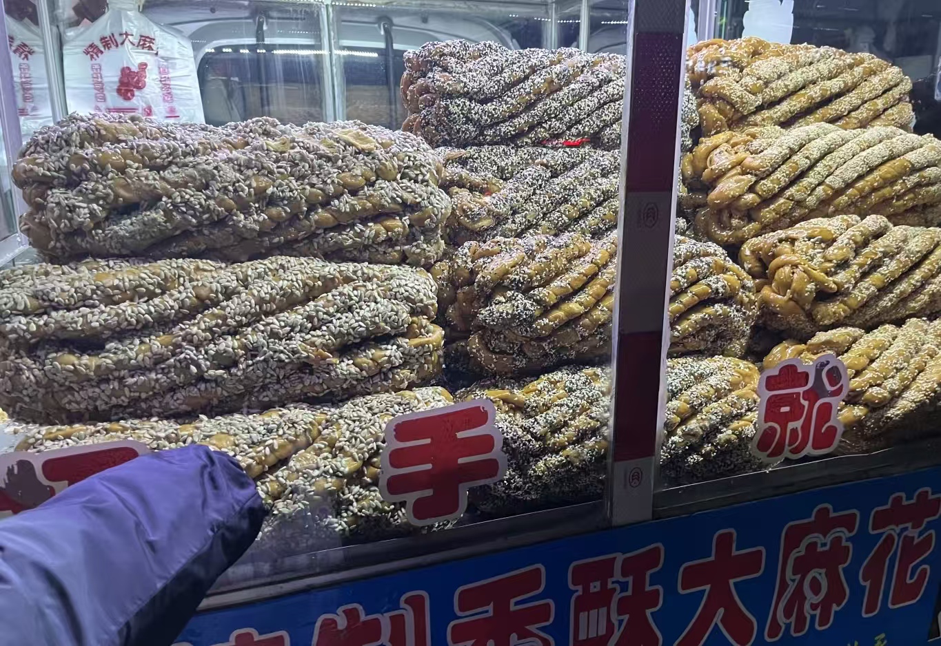 一句“没多少钱”，大四女生买麻花付了160元！路边摊的坑有多深？