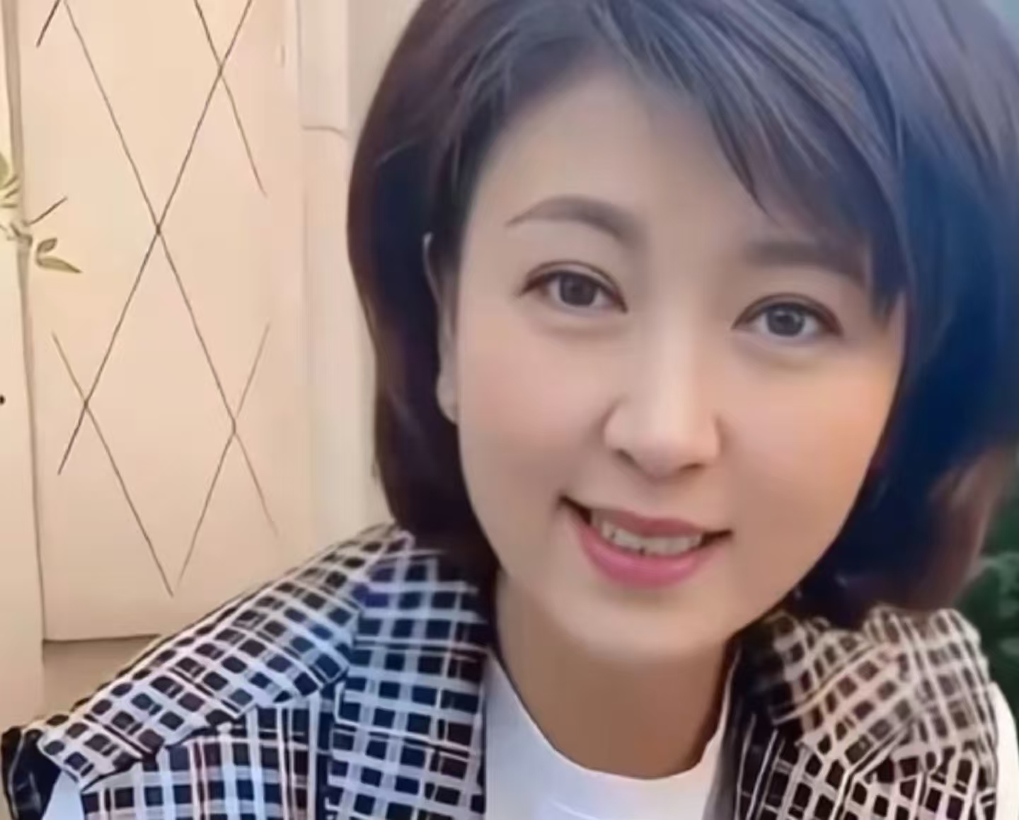 闫学晶直播 “哭穷” 翻车：儿子年入几十万不够花？普通人：这穷我不懂