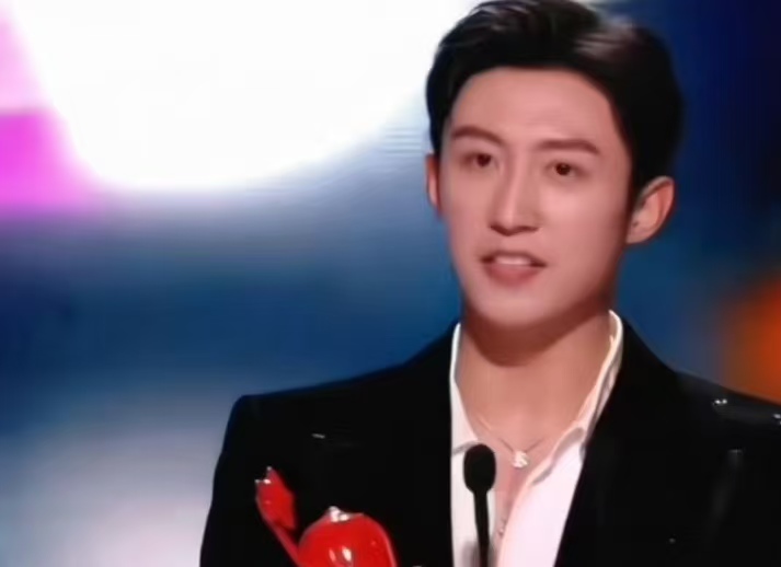 内娱活人实锤！黄景瑜催更爱奇艺后道歉，“大脑空白”四字笑翻全网