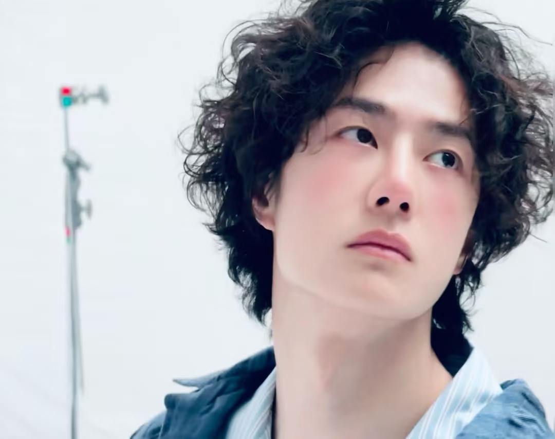 王一博粉丝炸锅！杜华给外部艺人撑场面，却对 “摇钱树” 抠搜包场？