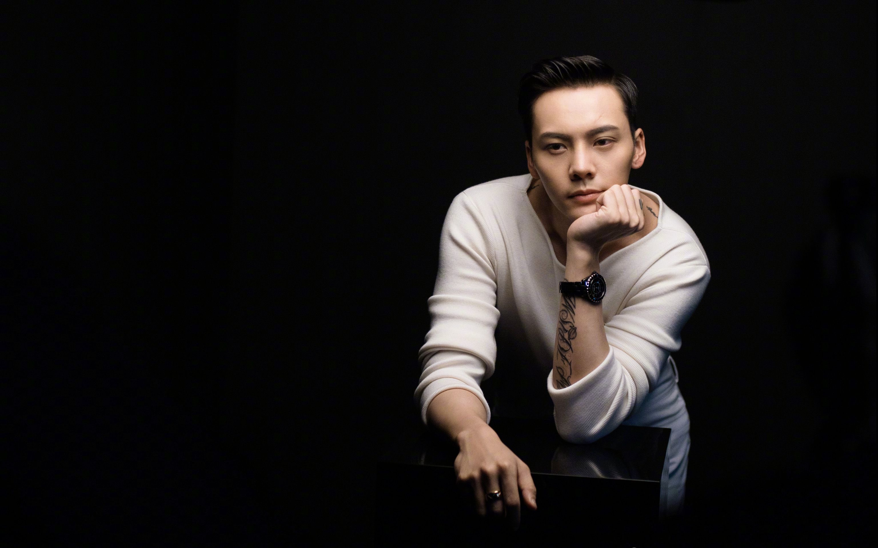 陈伟霆回应官宣生子：不想再逃避，坦言曾因自卑让母亲落泪