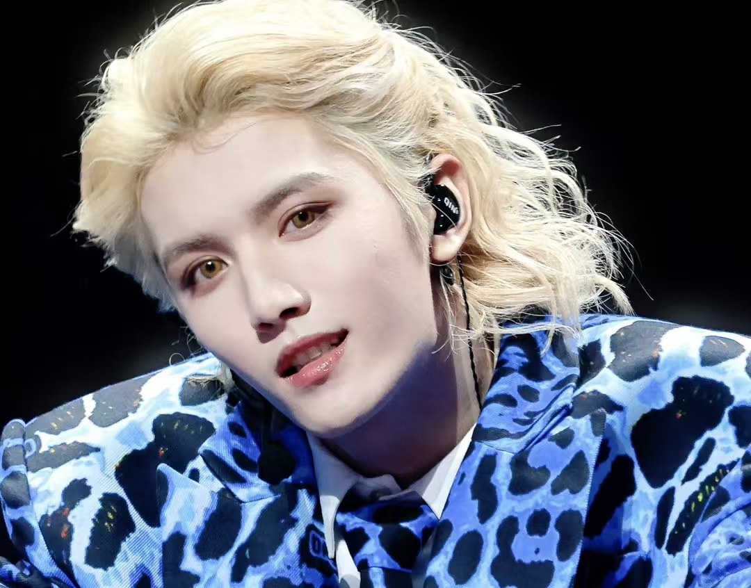 反转！灵超机场摔手机不是打粉丝？私生饭炫耀截图疯传：上热搜值了