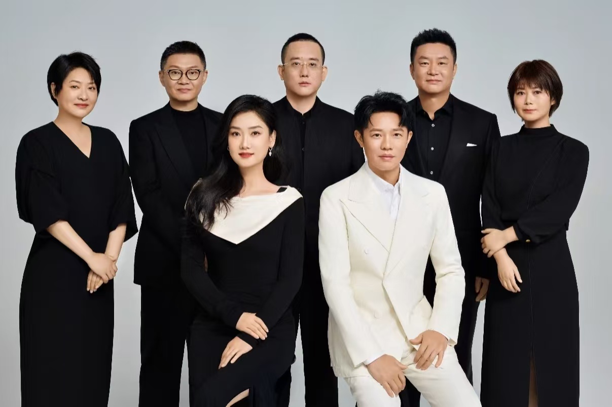 凤凰传奇风波后首晒全家福！解散传闻碎了，网友：等演唱会