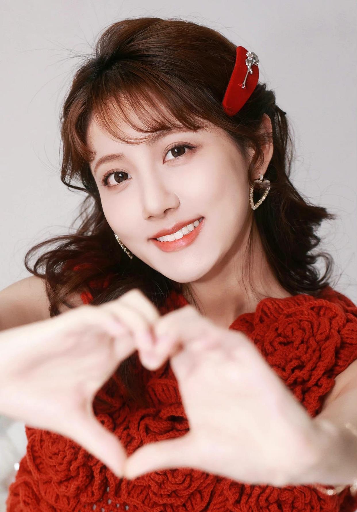 李艺彤发微博，宣布和丝芭解约