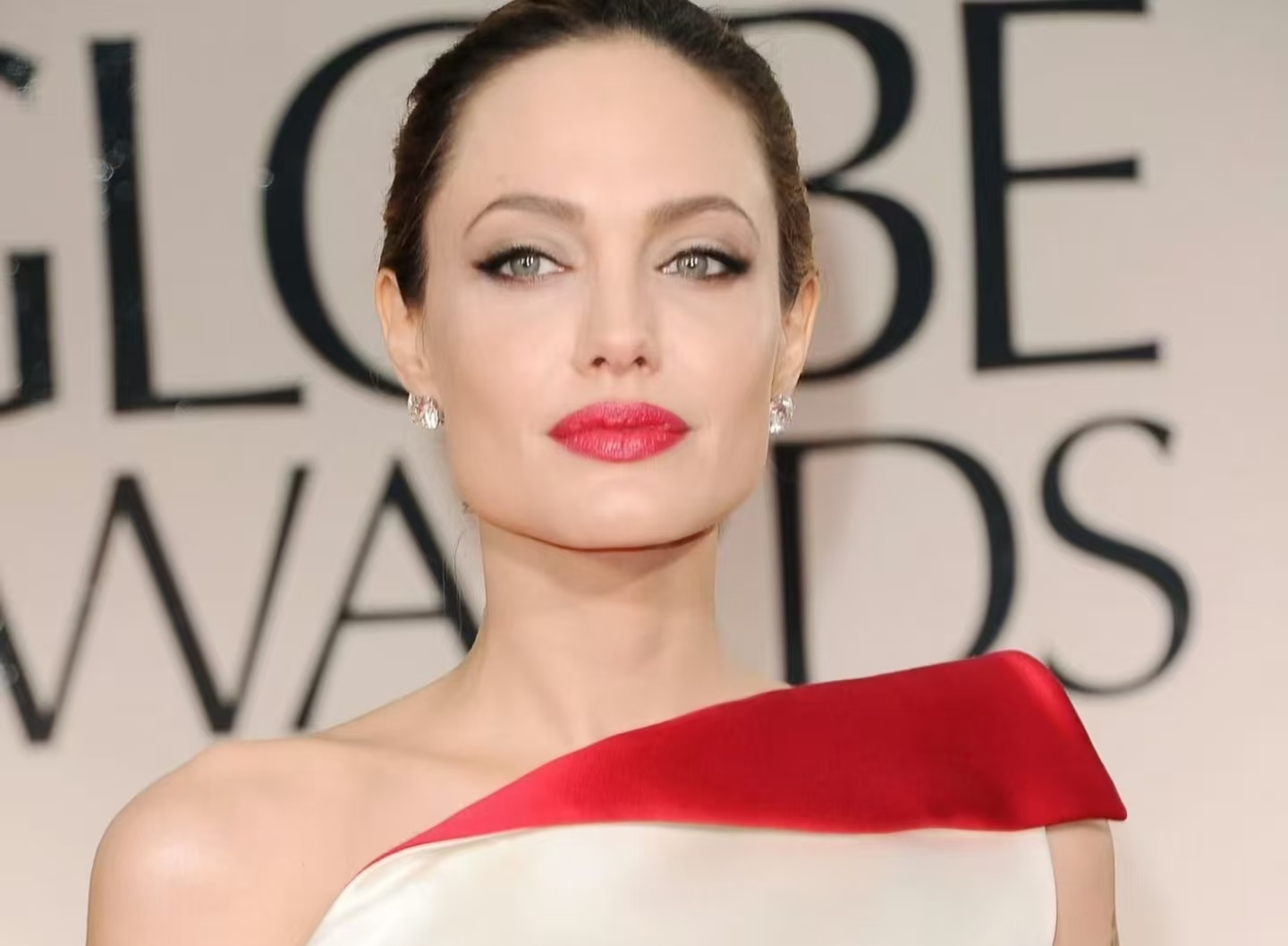 朱莉登《时代周刊》露疤痕封面：这不是瑕疵，是对抗疾病的 “生命勋章”