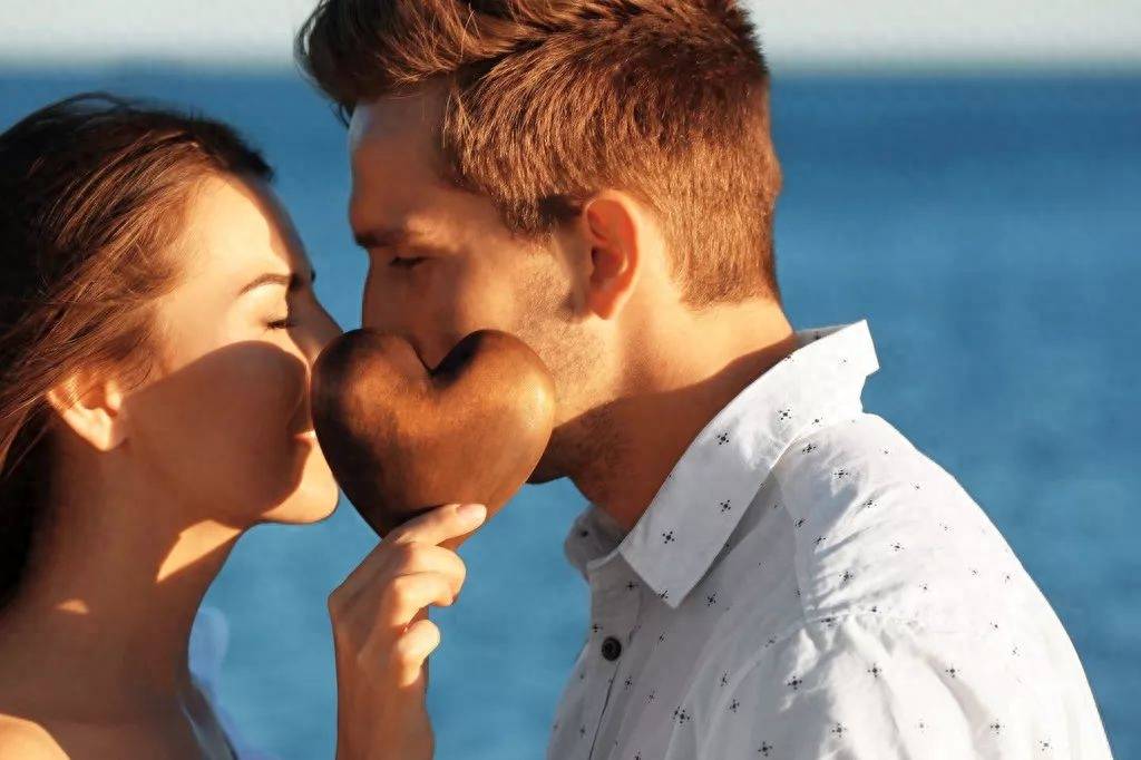 亲吻时，女人这3种细节，暗示她不是拒绝而是心动