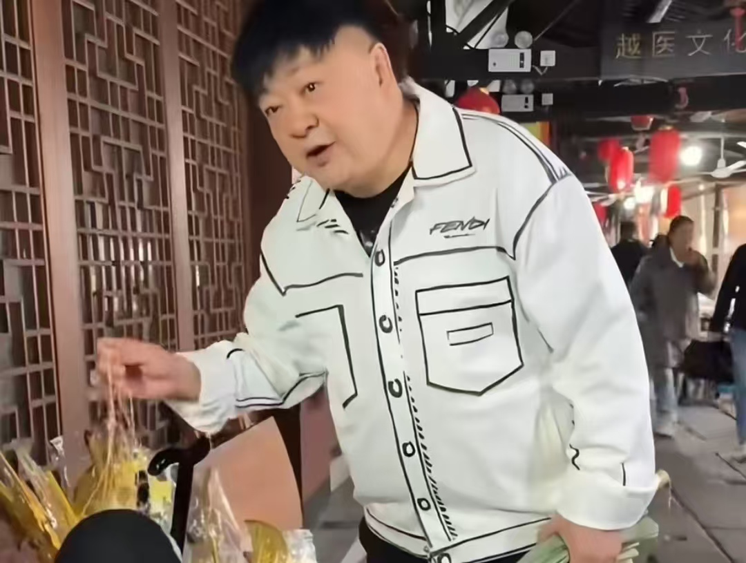 试戴 1 下收 5 元！洪剑涛曝安昌古镇糟心游，景区整改免费试戴太圈粉！