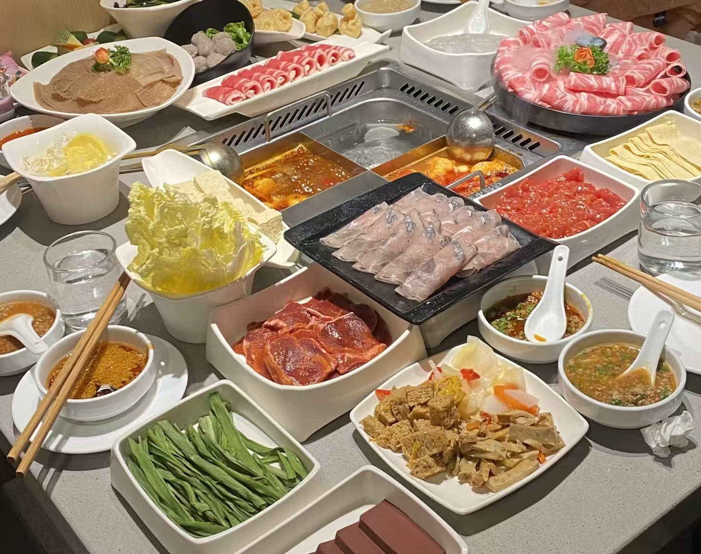 不是 “孩子小不懂事”！海底捞小便事件家长赔 220 万，给纵容熊孩子的家庭敲警钟