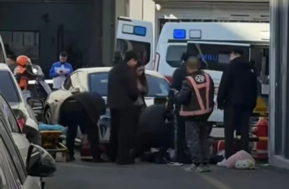 刚提车就撞人致死！小米汽车交付中心事故，暴露的何止是车主操作问题？