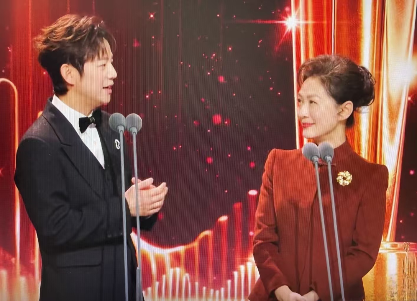 何炅见海霞秒变迷弟！双向激动太好嗑，网友：羡慕谁都纠结