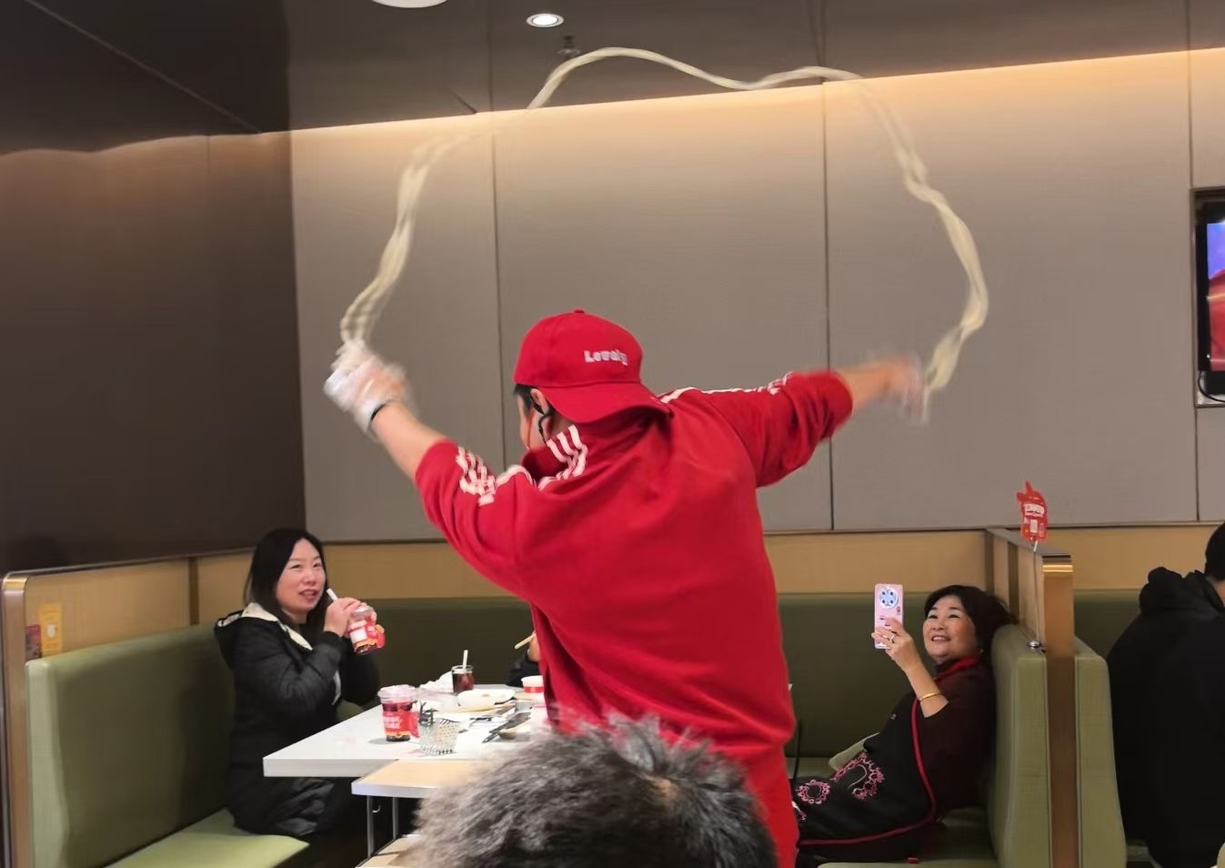 从1根到1个月免单！海底捞甩面事件：真诚道歉难，花钱消灾快？