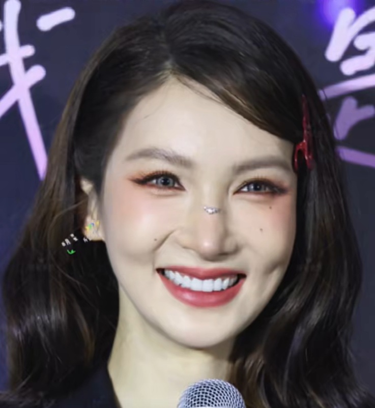 金晨舞台表现大胆，妆容却翻车，网友质疑审美