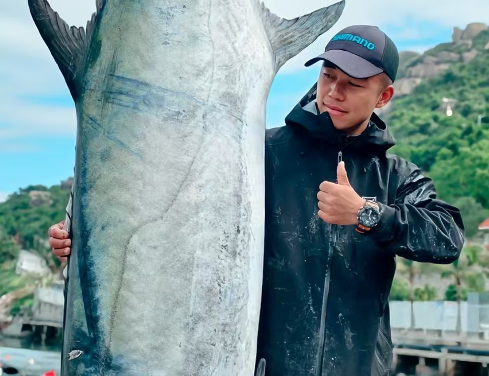 本地大事件！227 斤鱼王被钓起，现场人山人海，这阵仗谁见过？