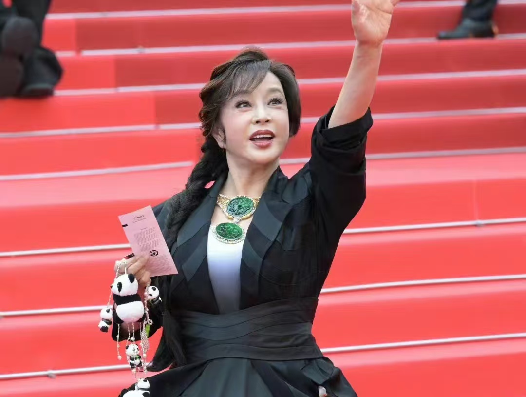 庆奶杀疯了！75 岁红毯小跑自带 BGM，这活力值拉满了