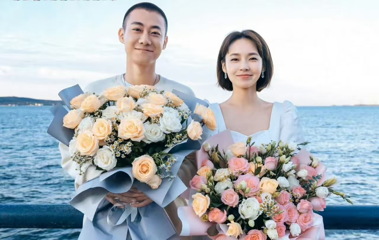 没官宣先分手？张佳宁街头怒查手机，高至霆三年恋终局唏嘘