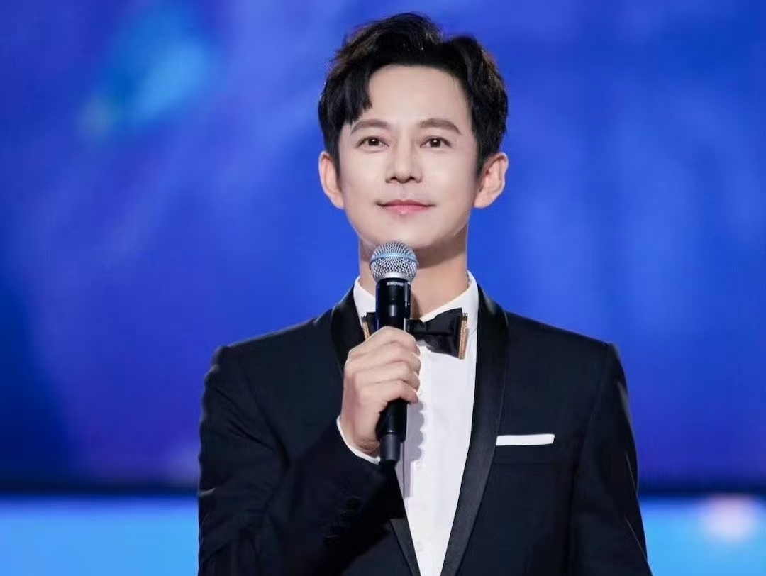 被李雪琴调侃“不睡觉”的何炅，凭什么成了娱乐圈的“定心丸”？