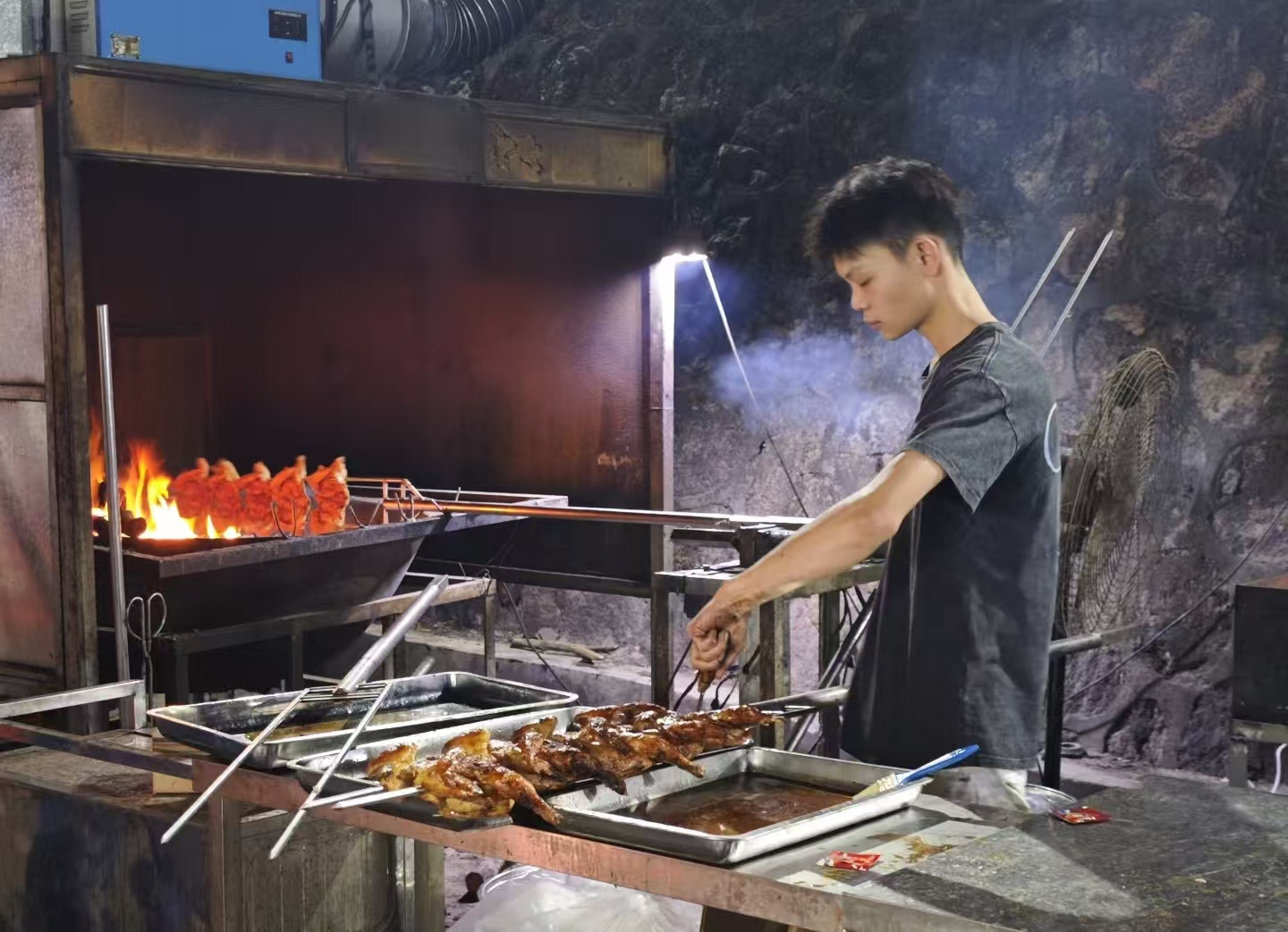 别再躺平了！深圳 16 岁少年辍学卖烤鸡，从路边摊到日赚 1 万，凭啥？