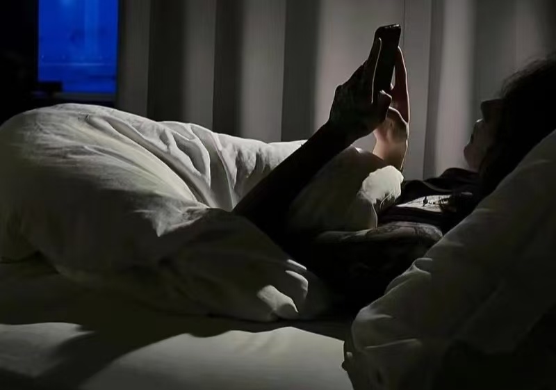 躺平刷手机是血栓加速器？这习惯赶紧改！