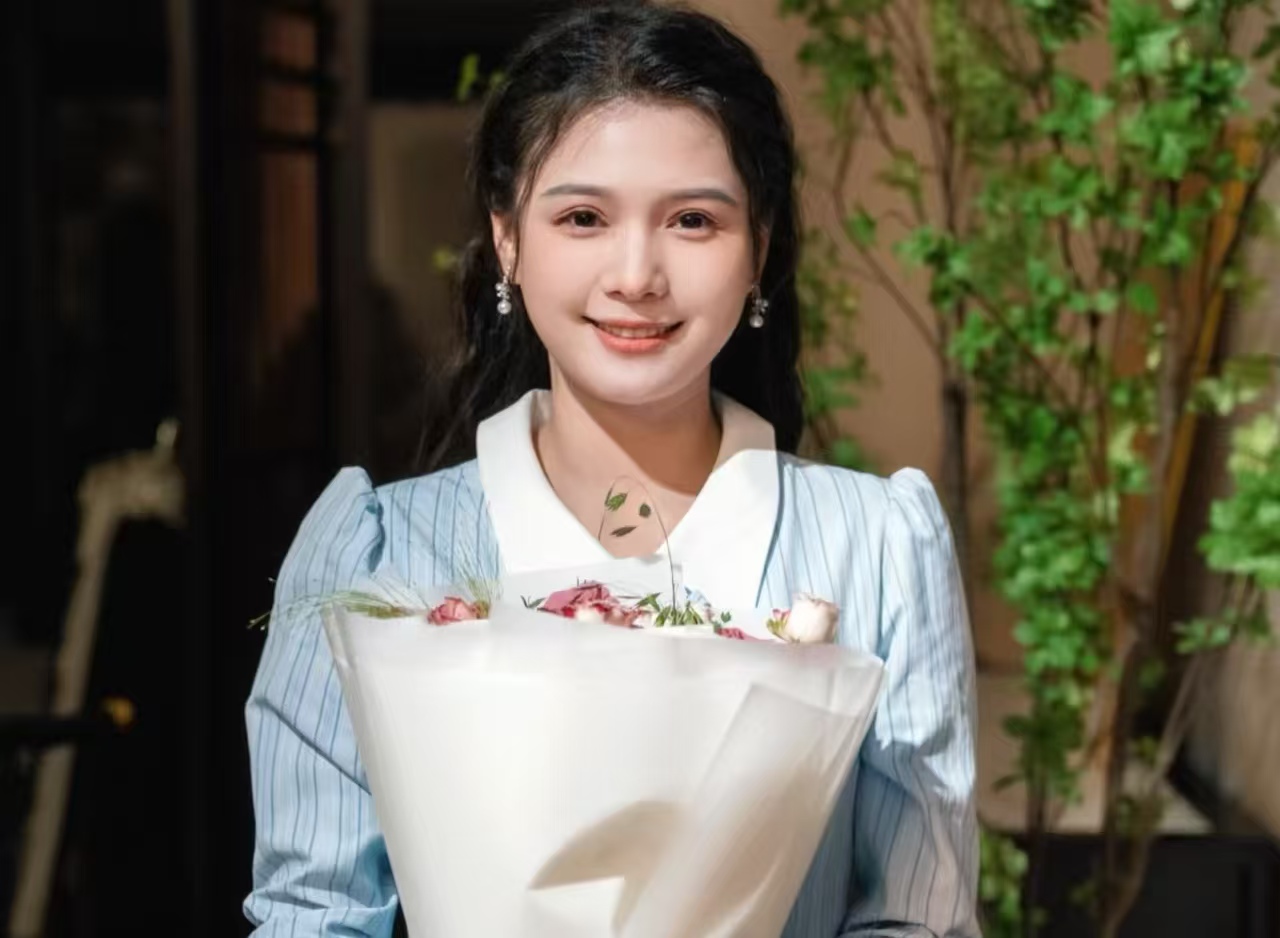 短剧女星左一承认打助理！5600元工资纠纷引群嘲，道歉被骂没诚意