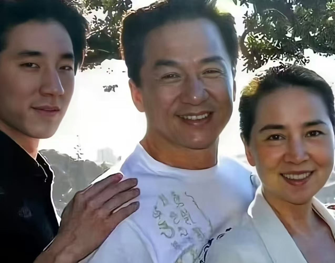 成龙自曝父子关系：骂到儿子不接电话，70 岁才懂亲情不是靠严厉