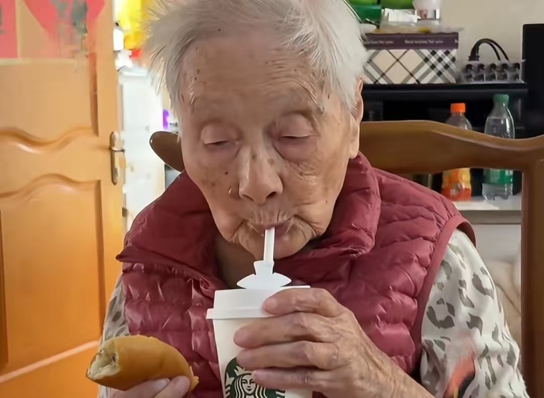 谁能不爱？百岁吃播钟姐：喝无糖奶茶、玩 iPad，没牙照样啃酱蟹，秘诀接地气