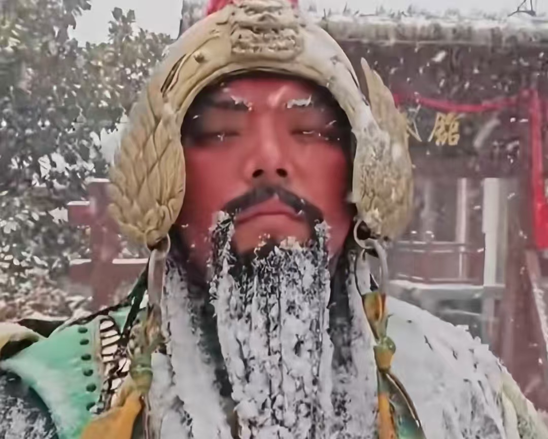 零下 8℃站成 “活冰雕”！开封武侠城演员雪天坚守，景区回应引热议