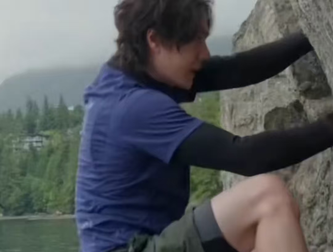 热搜爆了！王一博 “坠海” 吓懵全网，转头晒烤串：虚惊一场