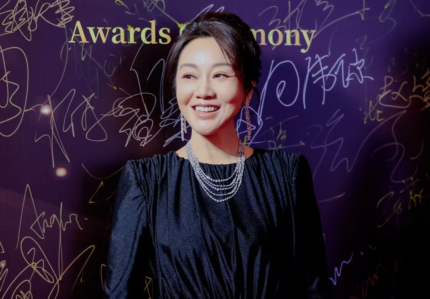 从佟湘玉到黄玲，闫妮首拿金莲花影后：好演员从不缺迟到的荣光