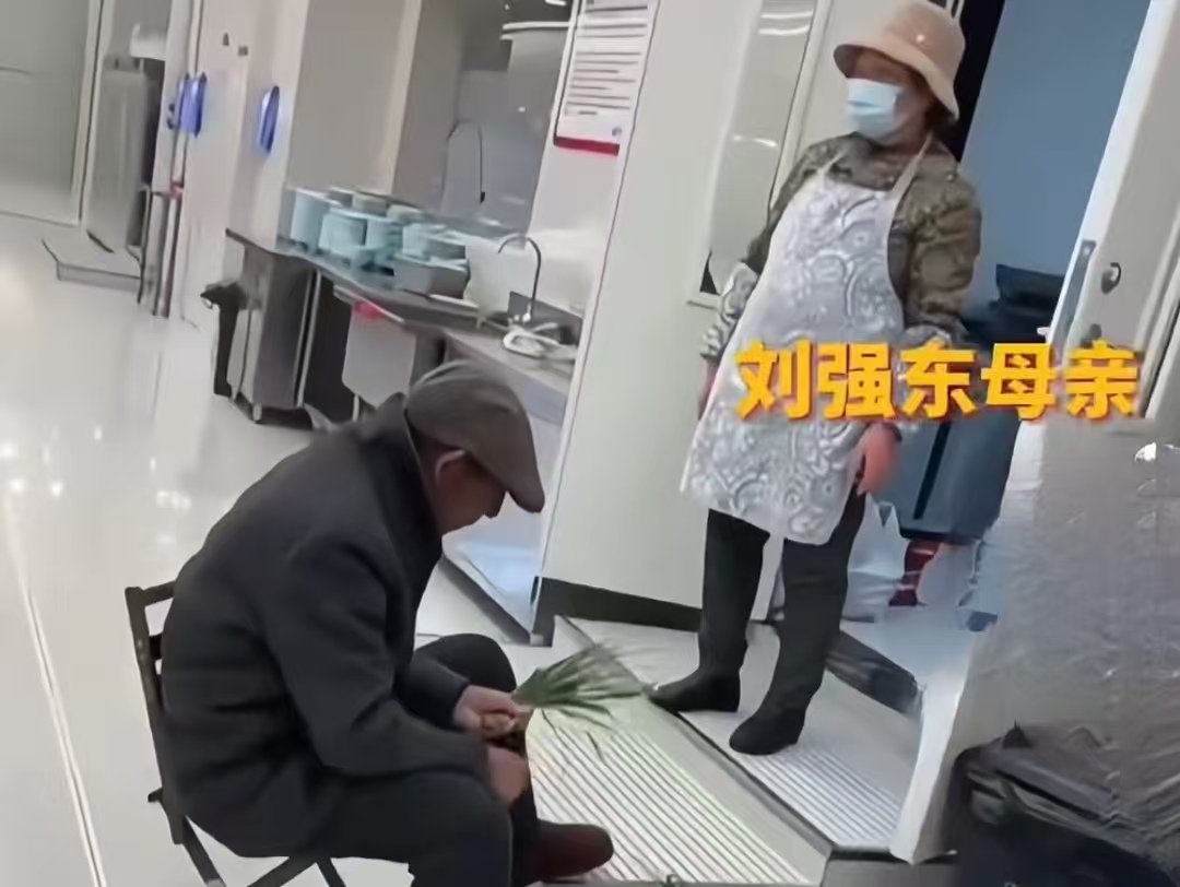 不是作秀！刘强东父母多次现身京东食堂做饭，穿旧衣干粗活，网友：这家风太正了