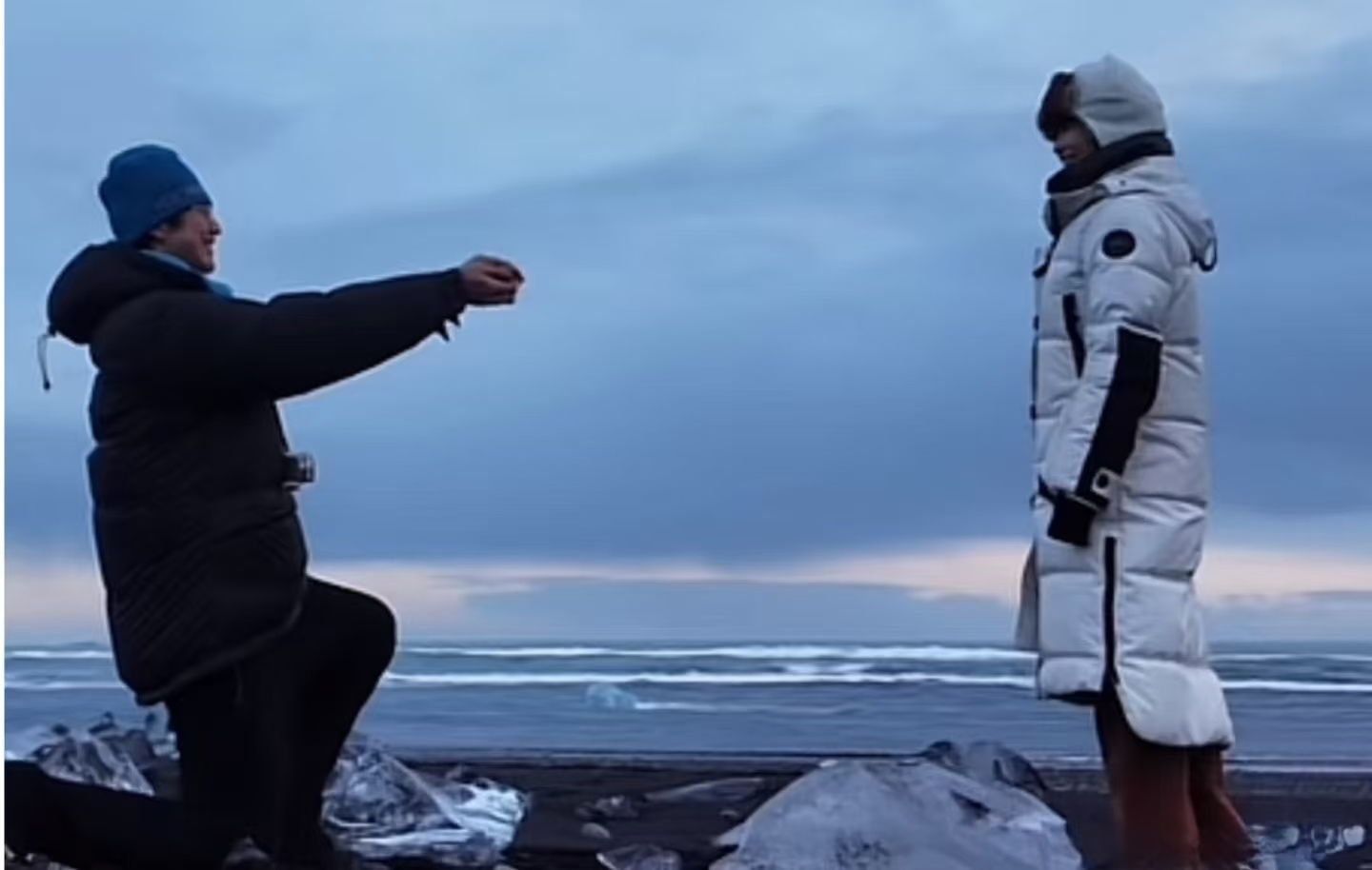 甜度超标！孙丞潇冰岛极光下求婚金莎，19 岁年龄差的双向奔赴太好哭