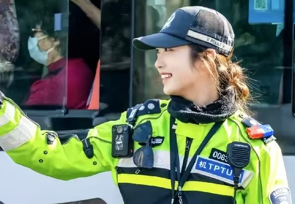 走红又遭网暴？杭州女辅警李语蔚：被骂“装”也要温柔守路口
