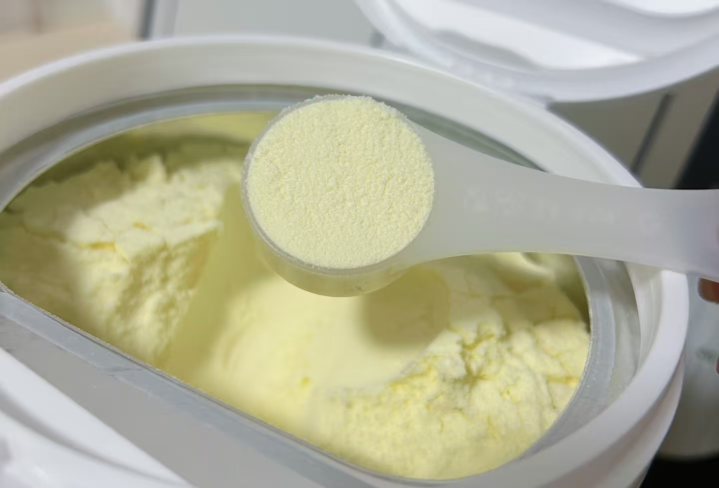 娃喝假奶粉后营养不良！奶精淀粉兑的 “毒口粮”，商家良心去哪了？