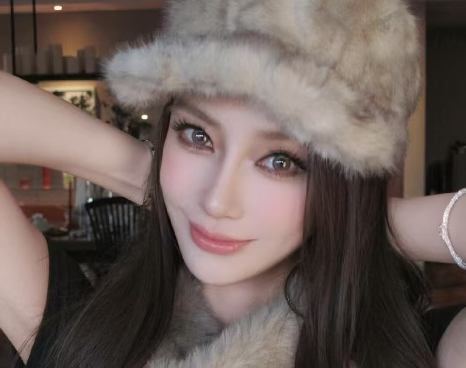 Angelababy 现身网红聚会，糊图都挡不住混血神颜，咖位争议吵翻了