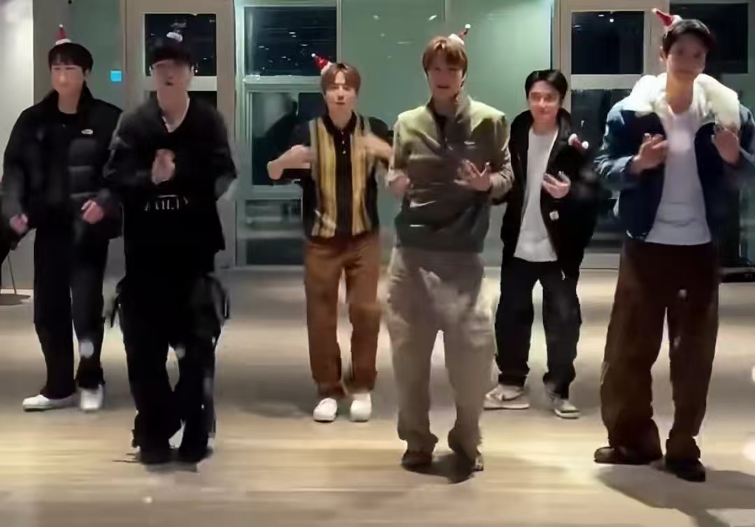 首尔初雪暴击！EXO 俊勉灿烈世勋空降跳《初雪》，12 年青春直接哭回 2013