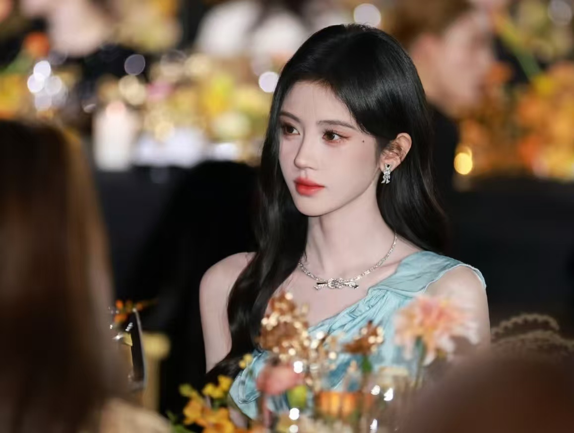 一出场即封神！鞠婧祎芭莎盛典造型炸屏，全球首戴斐登高珠太绝了