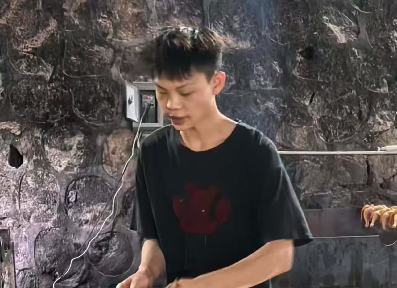 16 岁少年烤鸡出圈，日忙 17 小时瘦到 95 斤，不敢接父母电话的背后全是担当