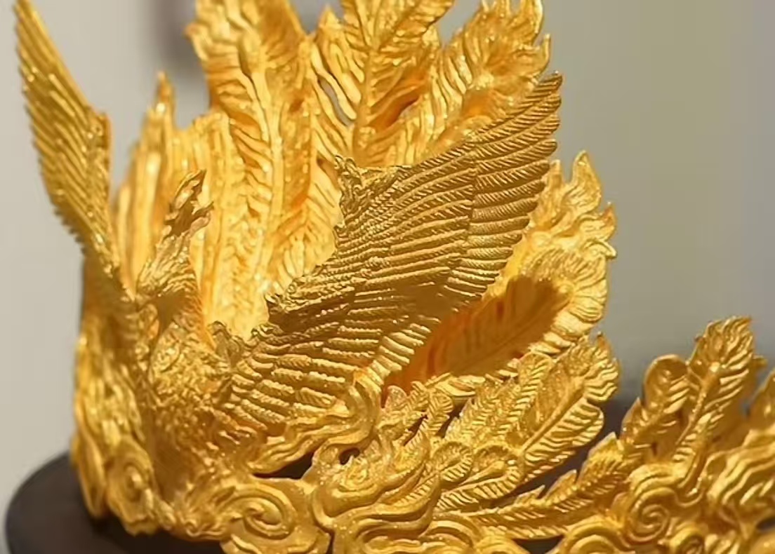 4 斤黄金凤冠碎了！网红没索赔，网友却吵疯：这锅谁来背？