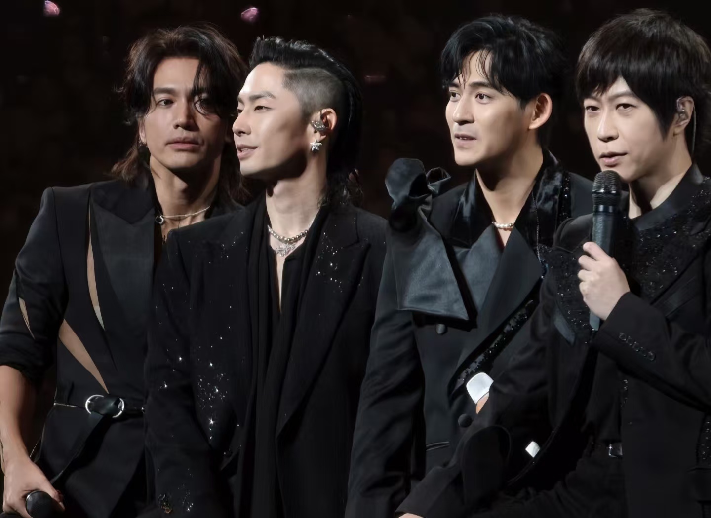 F3演唱会翻车？混搭阿信被骂不伦不类，情怀割韭菜也太敷衍了