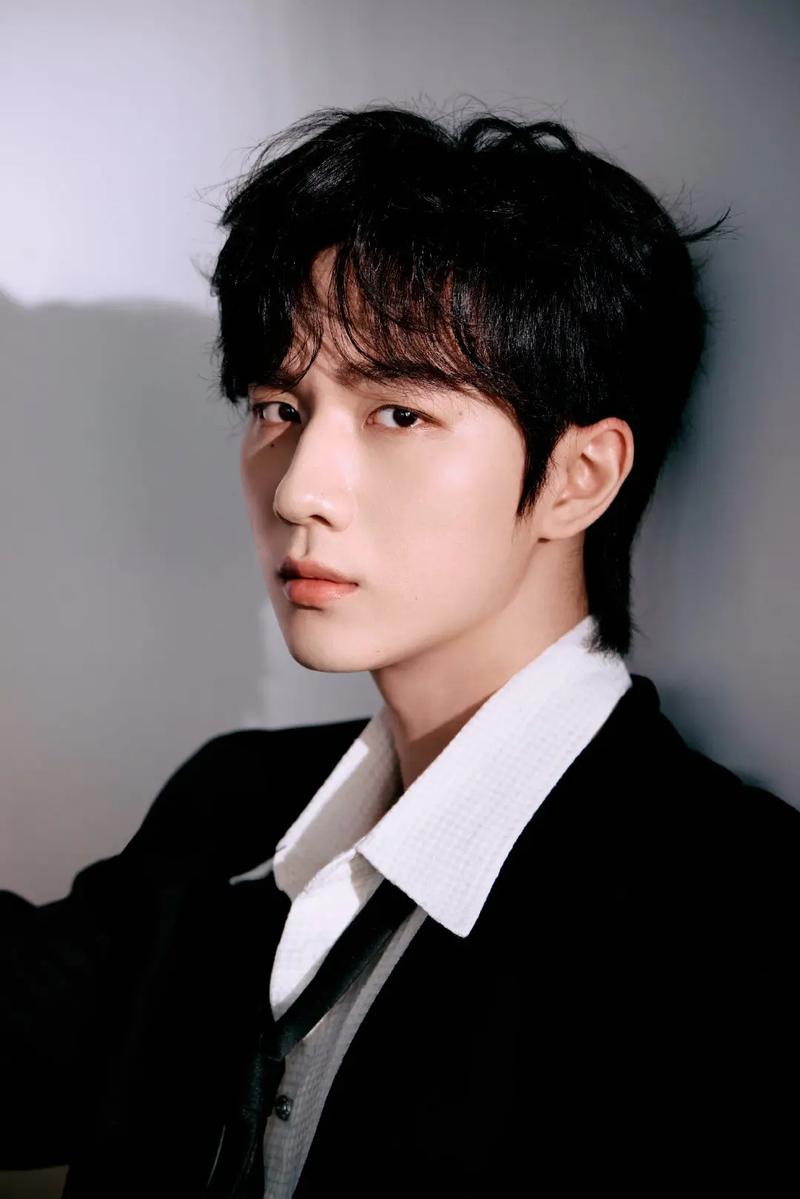 39岁演员李宏毅陷千万债务风波：未成年签合同引发公平争议